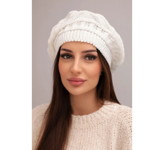 Dámská zimní čepice z vlny s volným střihem a ozdobným pletením K378 bílá Dámská zimní čepice z vlny s volným střihem a ozdobným pletením K378 bílá