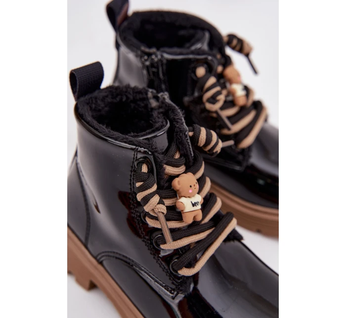 Dětské zateplené lakované kotníkové botky s medvídkovou připínkou – černé Jovellea Dětské zateplené lakované kotníkové botky s medvídkovou připínkou – černé Jovellea
