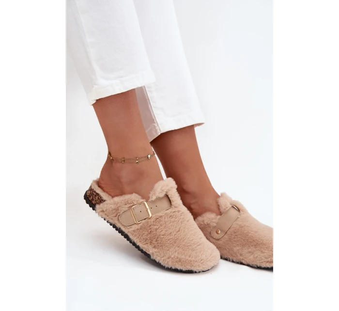 Kožešinové dámské pantofle na platformě s páskem a přezkou béžové model 21709376 - Boto