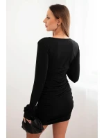 Dámská šaty s viskózou model 21461130 s nařasením a květinami na rukávech černá - K-Fashion Dámská šaty s viskózou model 21461130 s nařasením a květinami na rukávech černá - K-Fashion