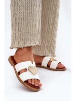 Dámské sandály na plochém podpatku se zlatou ozdobou bílé model 21697094 - EVENTO Dámské sandály na plochém podpatku se zlatou ozdobou bílé model 21697094 - EVENTO