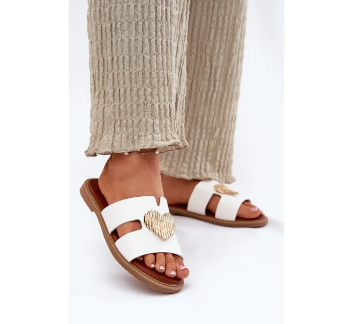 Dámské sandály na plochém podpatku se zlatou ozdobou bílé model 21697094 - EVENTO Dámské sandály na plochém podpatku se zlatou ozdobou bílé model 21697094 - EVENTO