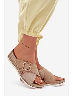 Dámské sandály na platformě s ozdobnou přezkou model 22094938 hnědé - Inblu Dámské sandály na platformě s ozdobnou přezkou model 22094938 hnědé - Inblu