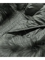 Prošívaná dámská zimní bunda v khaki barvě s kapucí (aura) Prošívaná dámská zimní bunda v khaki barvě s kapucí (aura)