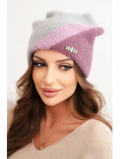 Dámská zimní čepice z huňaté pleteniny s ozdobnou aplikací šedá + tmavě fialová