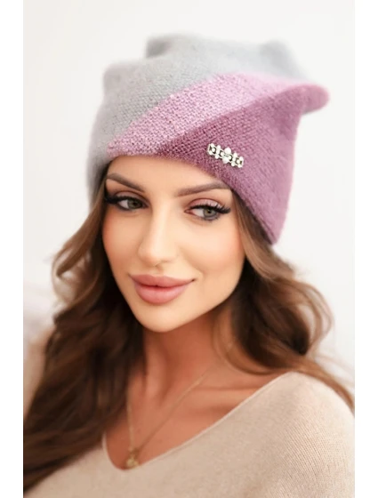 Dámská zimní čepice z huňaté pleteniny s ozdobnou aplikací šedá + tmavě fialová Dámská zimní čepice z huňaté pleteniny s ozdobnou aplikací šedá + tmavě fialová