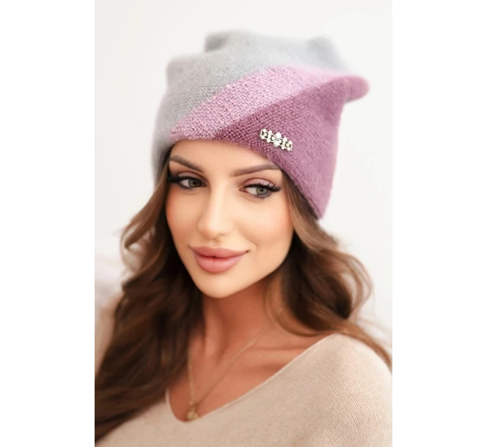 Dámská zimní čepice z huňaté pleteniny s ozdobnou aplikací šedá + tmavě fialová Dámská zimní čepice z huňaté pleteniny s ozdobnou aplikací šedá + tmavě fialová