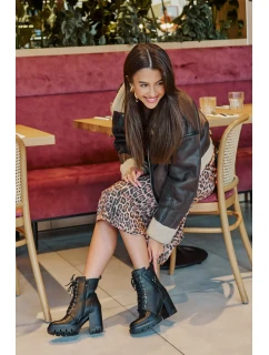 Zateplené Kotníkové Boty Na Podpatku Se Zlatým Detaily Černé Ivarisse