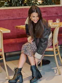 Zateplené Kotníkové Boty Na Podpatku Se Zlatým Detaily Černé Ivarisse