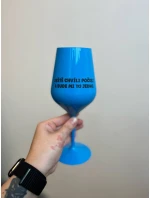 JEŠTĚ CHVÍLI POČKEJ A BUDE MI TO JEDNO. - modrá nerozbitná sklenice na víno 470 ml