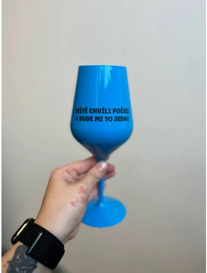 JEŠTĚ CHVÍLI POČKEJ A BUDE MI TO JEDNO. - modrá nerozbitná sklenice na víno 470 ml