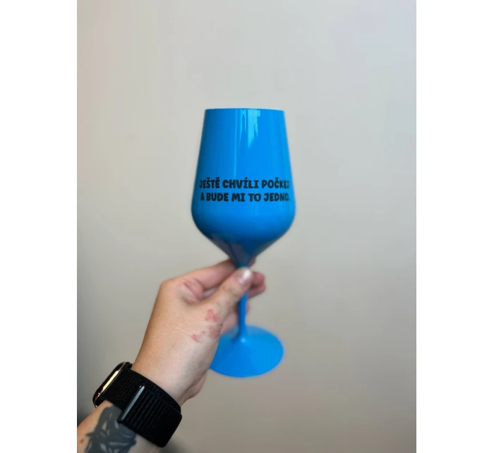 JEŠTĚ CHVÍLI POČKEJ A BUDE MI TO JEDNO. - modrá nerozbitná sklenice na víno 470 ml