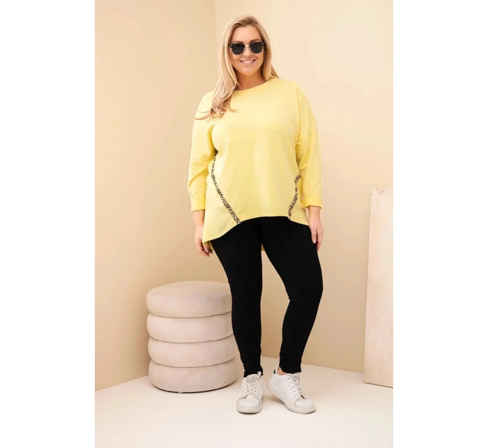 Dámská blůza Plus Size bavlněná s ohrnovacími rukávy a lampasem v leopardím vzoru žlutý