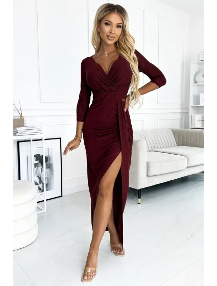 Lesklé dámské šaty ve vínové bordó barvě s výstřihem a rozparkem na noze model 18860510 - numoco Lesklé dámské šaty ve vínové bordó barvě s výstřihem a rozparkem na noze model 18860510 - numoco