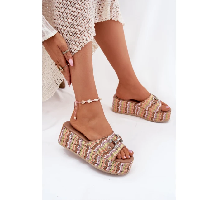 Dámské Sandały Na Klínu S Pletením A Ozdobou Multikolor Isolene Dámské Sandały Na Klínu S Pletením A Ozdobou Multikolor Isolene