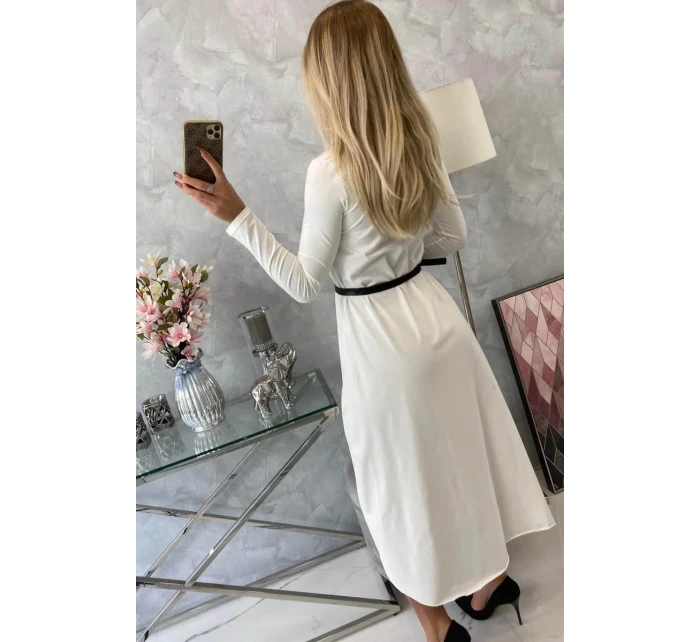 Šaty s ozdobným páskem a nápisem ecru