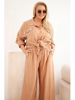 Dámská souprava Plus Size s košilí a širokými kalhotami camelová