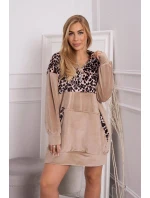 Velurové šaty s leopardím potiskem v béžové barvě Velurové šaty s leopardím potiskem v béžové barvě