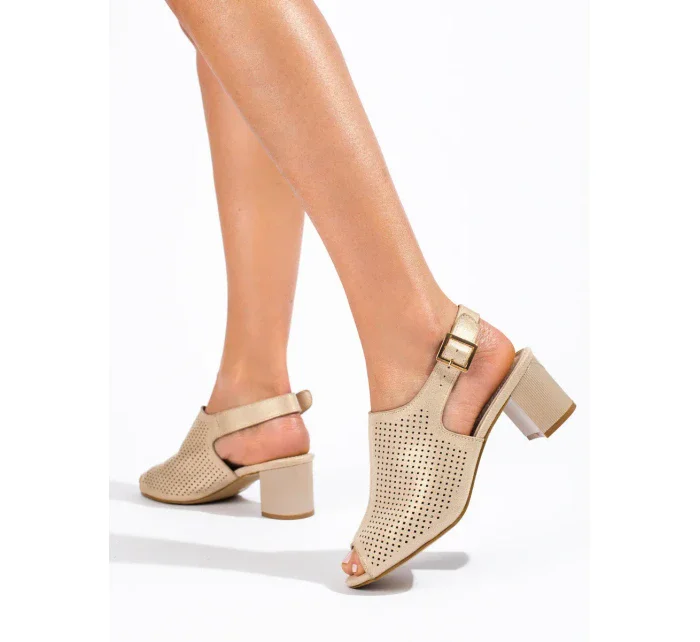 Krásné dámské zlaté sandály na širokém podpatku Krásné dámské zlaté sandály na širokém podpatku