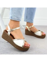 Dámské sandály na platformě bílé a zlaté model 21904971 - S.Barski Dámské sandály na platformě bílé a zlaté model 21904971 - S.Barski