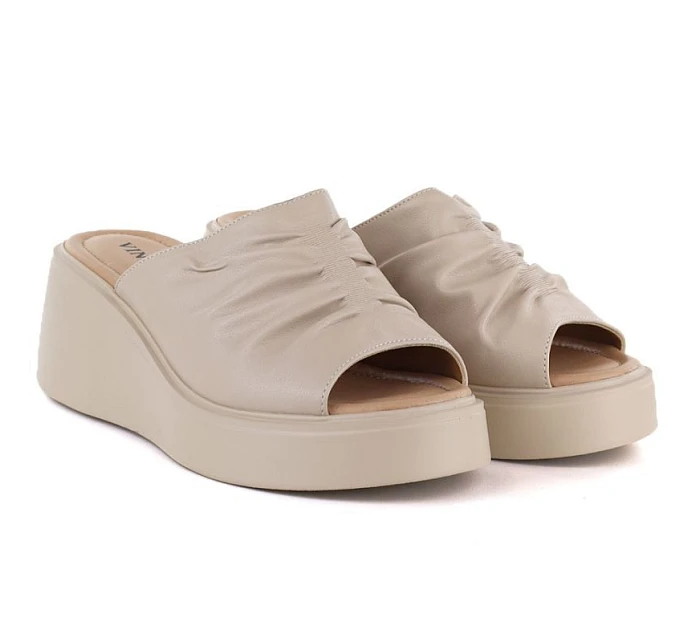 Dámské kožené žabky na platformě beige Vinceza 66949