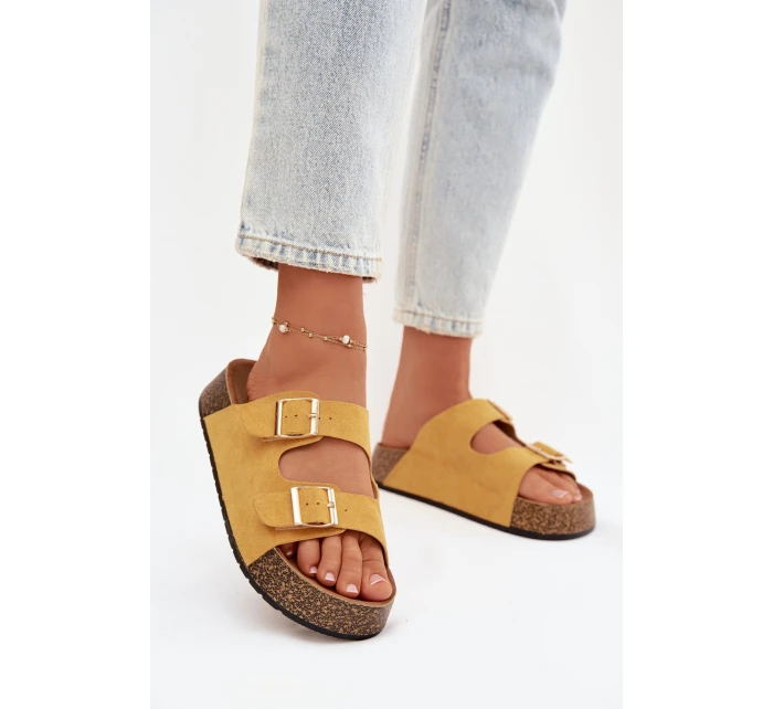 Dámské pantofle na korkové platformě se zlatými sponami Žluté model 21919307 - EVENTO