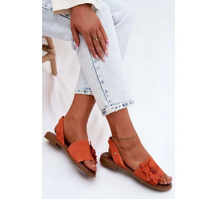 Kožené semišové sandály na plochém podpatku s ozdobným květem model 22122953 Oranžové - Zazoo