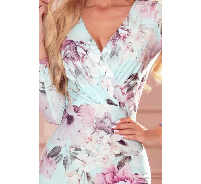 Světle modré vypasované dámské šaty se vzorem růžových květů, s dlouhými rukávy a s přeloženým obálkovým výstřihem 387-1