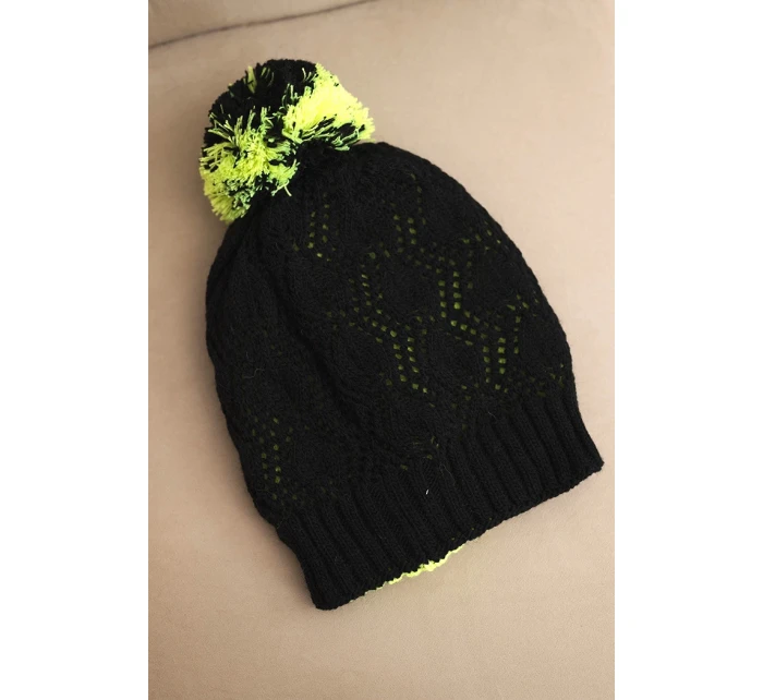 Dámská zimní čepice s vlnou v ozdobném pletení s bambulí K467 černá Dámská zimní čepice s vlnou v ozdobném pletení s bambulí K467 černá