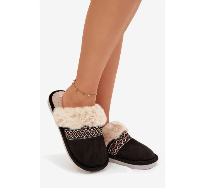 Dámské pantofle s kožíškem a výšivkou – černé Devianne Dámské pantofle s kožíškem a výšivkou – černé Devianne