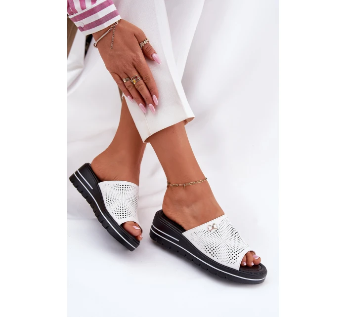 Dámské kožené pantofle na klínu model 21695138 bílé - VINCEZA