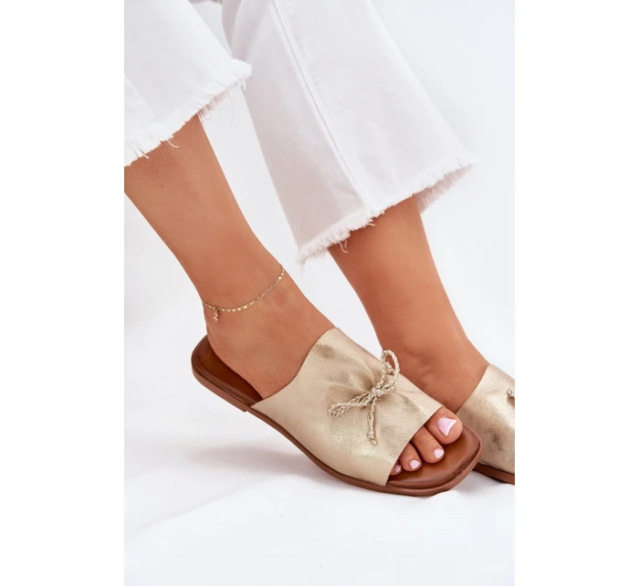 Dámské sandály na plochém podpatku se vázáním zlaté model 21701696 - EVENTO