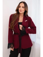 Dámský sako s páskem a krajkovým model 21774839 rukávů bordová - K-Fashion Dámský sako s páskem a krajkovým model 21774839 rukávů bordová - K-Fashion