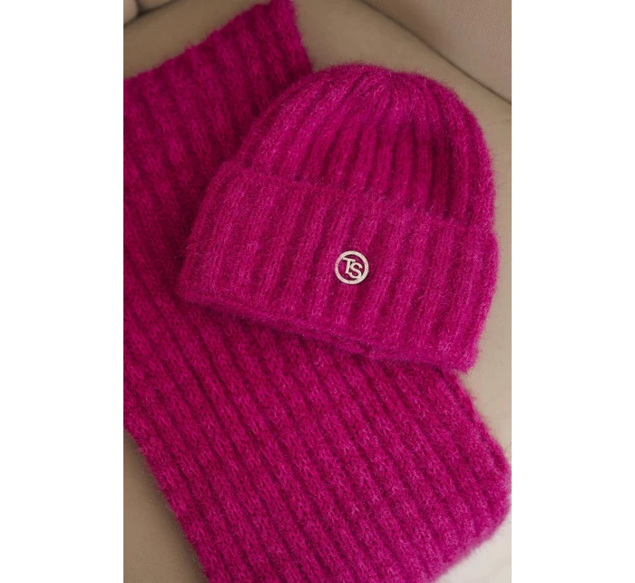 Dámská souprava čepice a dlouhý šál z měkké příze fuchsie Dámská souprava čepice a dlouhý šál z měkké příze fuchsie