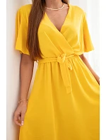 Šaty s model 22079367 výstřihem žlutá - K-Fashion Šaty s model 22079367 výstřihem žlutá - K-Fashion