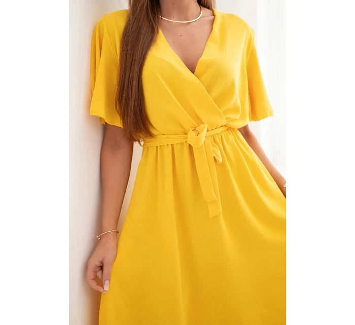 Šaty s model 22079367 výstřihem žlutá - K-Fashion Šaty s model 22079367 výstřihem žlutá - K-Fashion