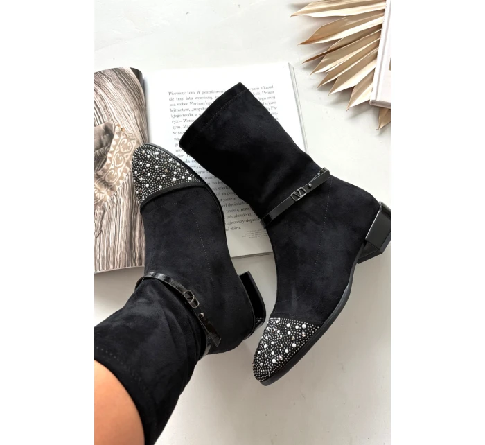 Dámské boty na nízkém podpatku se zdobením a páskem D&A – černé