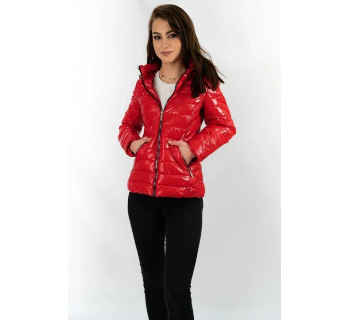 Krátká červená prošívaná dámská bunda s kapucí (CAN-333) Krátká červená prošívaná dámská bunda s kapucí (CAN-333)