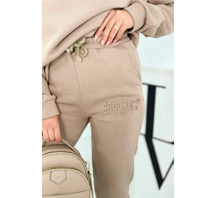Izolovaná bavlněná souprava, mikina + kalhotami Brooklyn tmavě béžová Izolovaná bavlněná souprava, mikina + kalhotami Brooklyn tmavě béžová