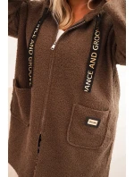 Dámský plášť Plus Size z umělé model 21297028 látky s kapucí a kapsami camelový - K-Fashion Dámský plášť Plus Size z umělé model 21297028 látky s kapucí a kapsami camelový - K-Fashion