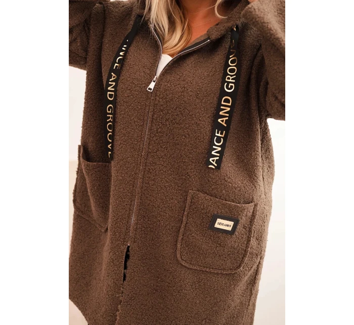Dámský plášť Plus Size z umělé model 21297028 látky s kapucí a kapsami camelový - K-Fashion Dámský plášť Plus Size z umělé model 21297028 látky s kapucí a kapsami camelový - K-Fashion