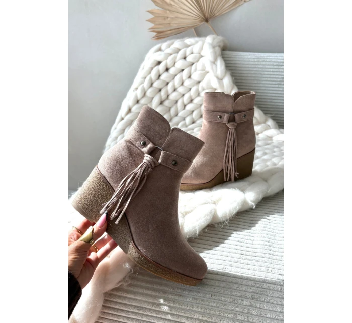 Zateplené dámské kotníkové boty na platformě s třásněmi béžové Olivarae Zateplené dámské kotníkové boty na platformě s třásněmi béžové Olivarae