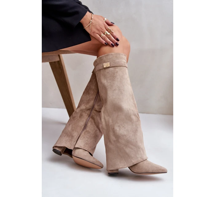 Dámské kozačky na podpatku s vyhrnutou holení Evyra – béžové, eko semiš Dámské kozačky na podpatku s vyhrnutou holení Evyra – béžové, eko semiš