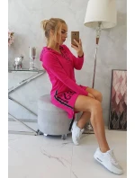 Šaty s kapucí a potiskem fuchsiové barvy