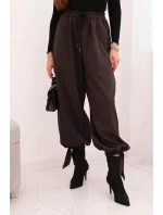 Dámské kalhoty s širokými nohavicemi a zavazováním na model 21780859 hnědé - K-Fashion Dámské kalhoty s širokými nohavicemi a zavazováním na model 21780859 hnědé - K-Fashion