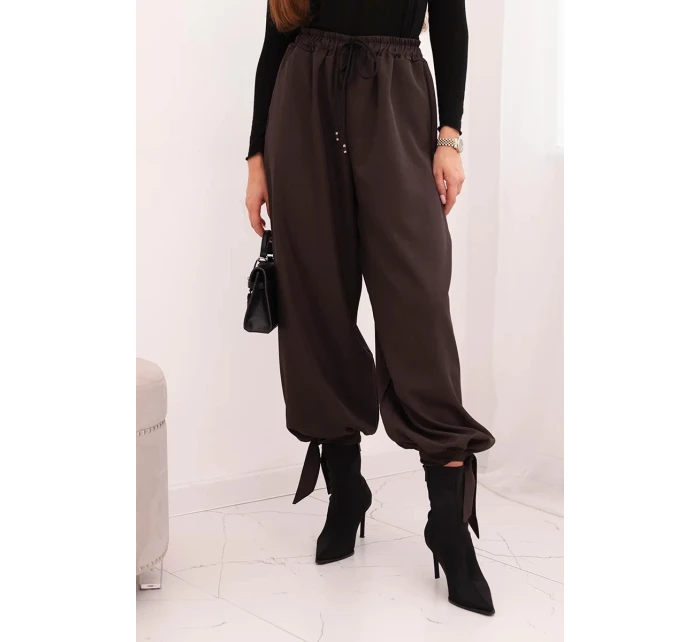 Dámské kalhoty s širokými nohavicemi a zavazováním na model 21780859 hnědé - K-Fashion Dámské kalhoty s širokými nohavicemi a zavazováním na model 21780859 hnědé - K-Fashion