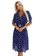 Smyslné bílé šaty s obálkovým výstřihem a ozdobným páskem tmavě modré model 21295804 - numoco basic