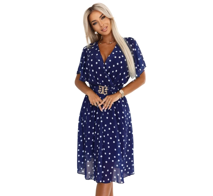 Smyslné bílé šaty s obálkovým výstřihem a ozdobným páskem tmavě modré model 21295804 - numoco basic