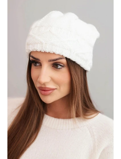 Dámská zimní čepice s vlnou v hrubém copánkovém pletení K481 bílá Dámská zimní čepice s vlnou v hrubém copánkovém pletení K481 bílá