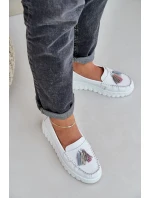 Kožené dámské mokasíny s třásněmi na platformě a klínu bílé model 21685448 - EVENTO